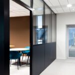 Projects des cloisons anthracite qui laissent passer la lumière pour moderniser keyrus par adp group